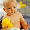 купание младенца, водные процедуры
